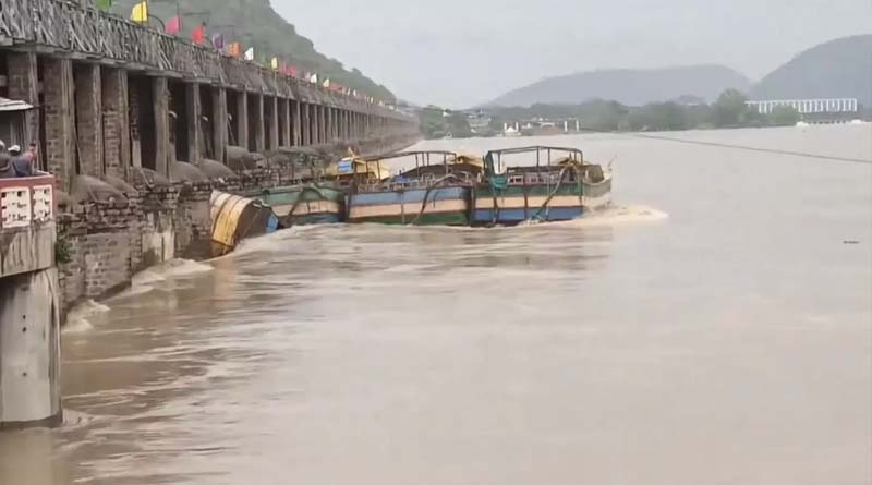 boat hit the Prakasam barrage gate.. Damaged gates?