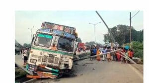 ట్రాక్టర్లు ఢీకొన్న ట్రక్.. 10 మంది కూలీల దుర్మరణం