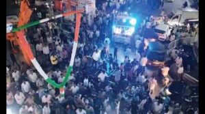 నడిరోడ్డు పై కాంగ్రెస్ నాయకుడు బర్త్ డే వేడుకలు..ఆగ్రహం వ్యక్తం చేసిన ప్రజలు