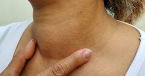 మెడ నలుపు నుండి విముక్తి పొందడానికి సులభమైన చిట్కాలు