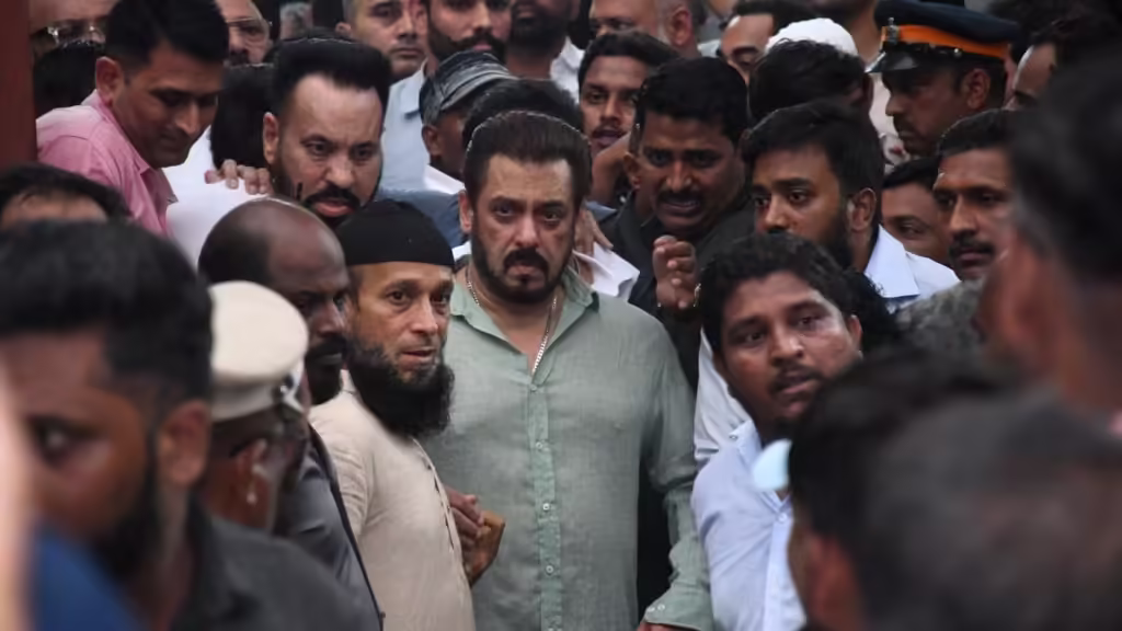 Salman Khan: భారీ భద్రత నడుమ బాబా సిద్ధిఖీ నివాసానికి వచ్చిన సల్మాన్ ఖాన్