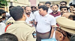 వైఎస్‌ఆర్‌సీపీ-టీడీపీ మధ్య ఉద్రికత్తలు..మాజీ మంత్రి అప్పలరాజు గృహ నిర్బంధం