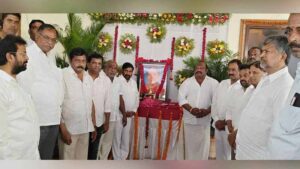 గంగుల కమలాకర్‌ను పరామర్శించిన బీఆర్‌ఎస్ లీడర్స్