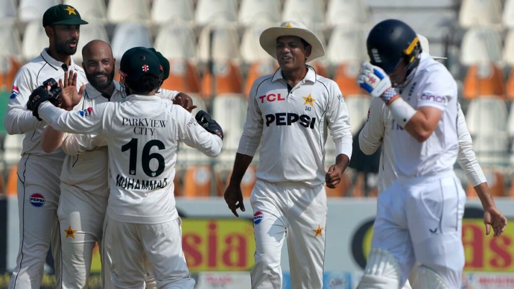 పట్టుబిగించిన పాక్‌