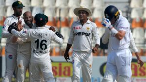 పట్టుబిగించిన పాక్‌