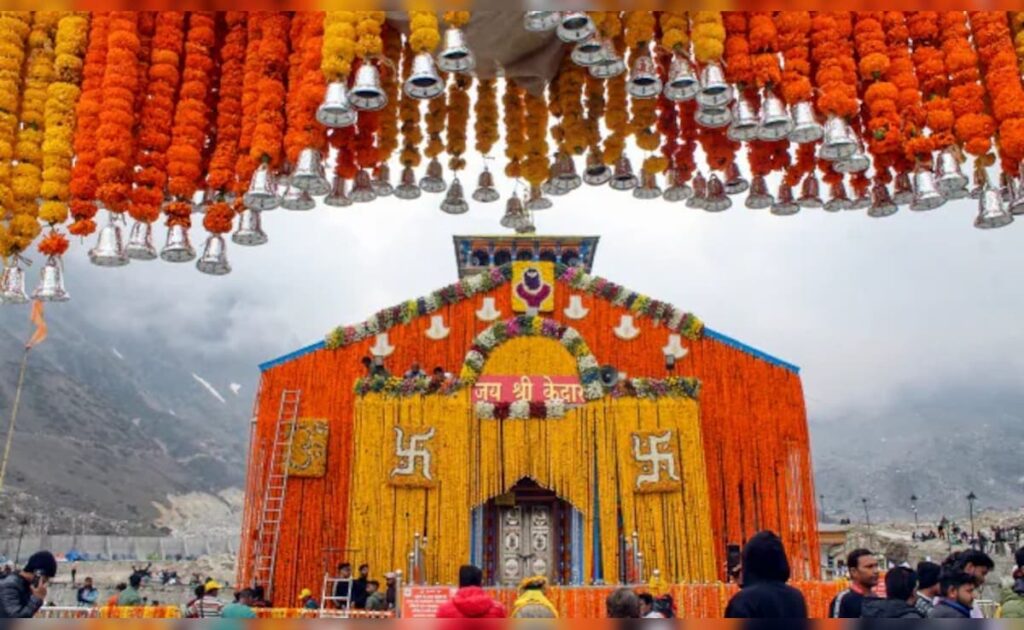 Kedarnath Temple:దీపావళి సందర్భంగా కేదార్‌నాథ్ ఆలయాన్ని పువ్వులతో అలంకరించారు.