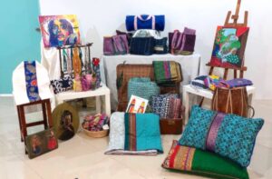 పాత దుస్తులతో కుషన్ కవర్లు