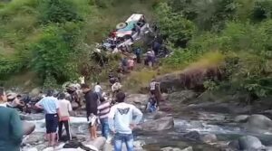 లోయలో పడిన బస్సు.. ఏడుగురు మృతి