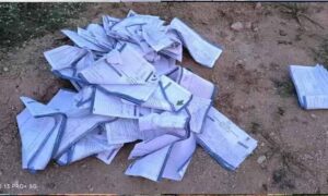 సమగ్ర కుటుంబ సర్వే ఫారాలు రోడ్డు పాలు..ఇదేనా అధికారుల తీరు