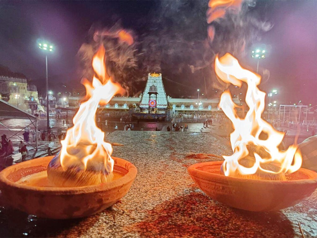 దీపాల వెలుగుల్లో  తిరుమలలో పెరిగిన భక్తుల రద్దీ