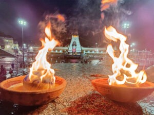 దీపాల వెలుగుల్లో తిరుమలలో పెరిగిన భక్తుల రద్దీ