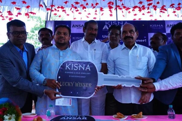 Kisna Diamond & Gold Jewelry and Answer Jewelers organized the Grand Lucky Draw programme.