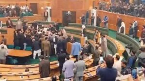 జమ్మూకశ్మీర్‌ అసెంబ్లీలో కొట్టుకున్న ఎమ్మెల్యేలు