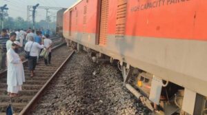 పట్టాలు తప్పిన సికింద్రాబాద్-షాలిమార్ ఎక్స్‌ప్రెస్