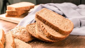 బ్రౌన్ బ్రెడ్ vs వైట్ బ్రెడ్: ఏ బ్రెడ్ ఆరోగ్యానికి మంచిది…?