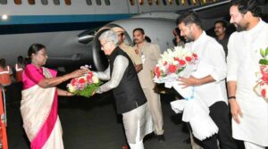 హైదరాబాద్ కు చేరుకున్న రాష్ట్రపతి..ఘనస్వాగతం పలికిన సీఎం