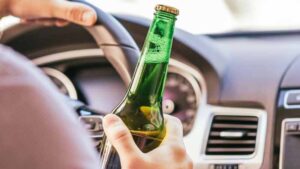 మందుబాబుల చేత గడ్డి పీకించిన పోలీసులు