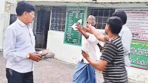 పంట కొనడం లేదని.. పురుగుల మందు తాగి రైతు ఆత్మహత్యాయత్నం