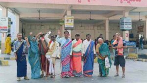 చీరలు కట్టుకొని బస్సు ఎక్కి దివ్యాంగుల నిరసన