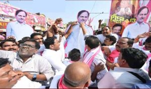 కేసీఆర్ చిత్ర‌ప‌టానికి కేటీఆర్ పాలాభిషేకం