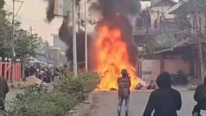 మణిపూర్ లో రాజకీయనేతల ఇళ్లపై.. నిరసనకారులు దాడి