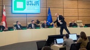 జార్జియాలో ఎన్నికల కమిషన్ అధికారిపై నల్లరంగు పెయింట్ విసిరిన సంఘటన..