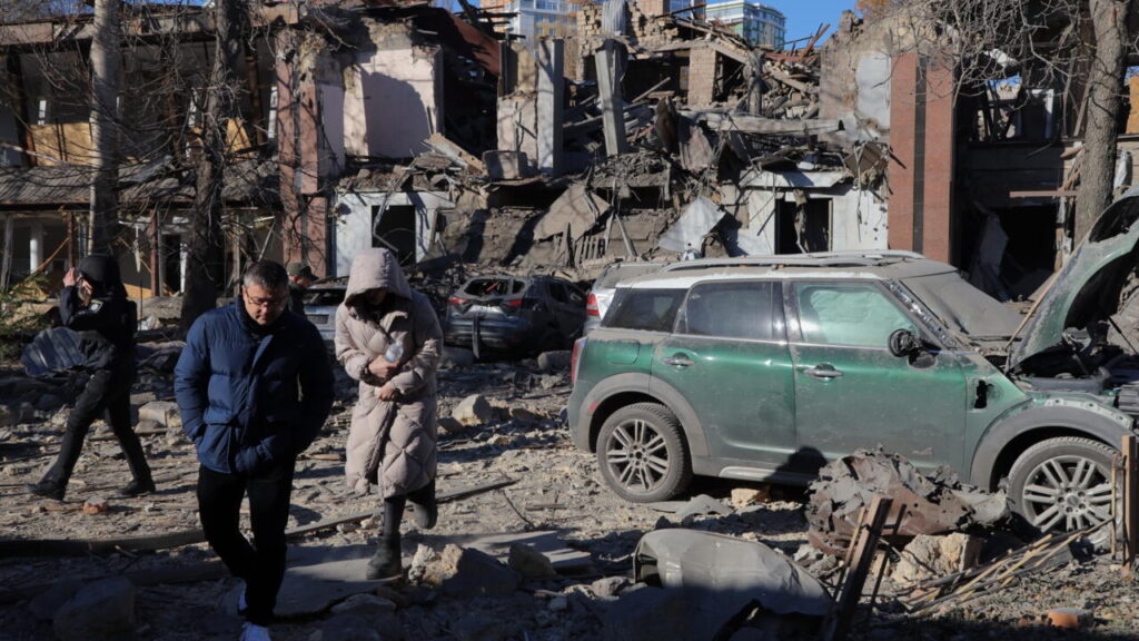 రష్యా మిసైల్ దాడి: ఉక్రెయిన్ వినిట్సియా ప్రాంతంలో 8 ఇళ్లు ధ్వంసం