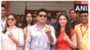 ముంబైలో కుటుంబ సభ్యులతో కలిసి ఓటేసిన సచిన్ టెండూల్కర్