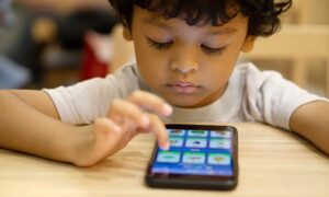 ఇంటర్నెట్ ప్రమాదాలపై పిల్లలకు అవగాహన ఎలా పెంచాలి?