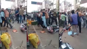 రద్దీ రోడ్డుపై పొర్లిపొర్లి చితకబాదుకున్న వ్యాపారులు