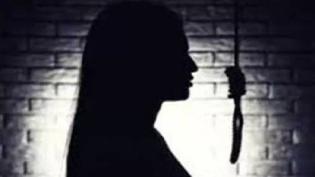 ముంబైలో 25 ఏళ్ల పైలట్ ఆత్మహత్య: బాయ్‌ఫ్రెండ్‌ పై కేసు నమోదు