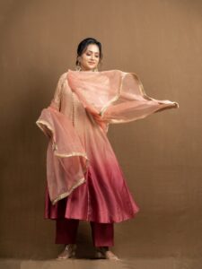 పంజాబీ డ్రెస్‌లో కేరళ కుట్టి 50కి దగ్గరైనా తగ్గడం లేదుగా