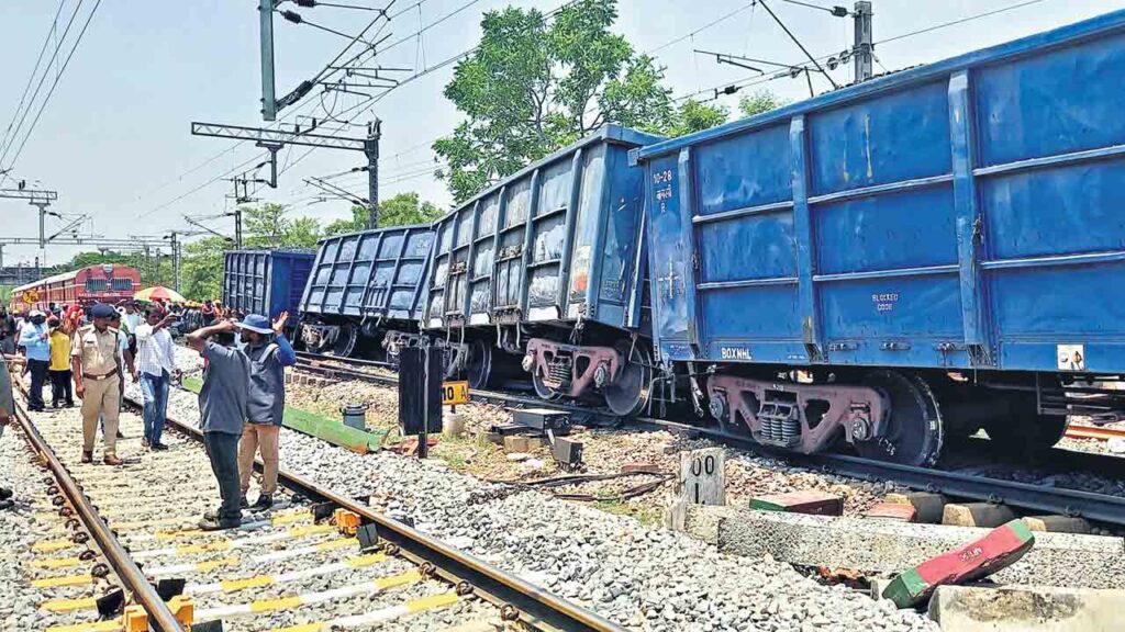 పట్టాలు తప్పిన 20 బోగీలు‌.. రైళ్ల రాకపోకలకు తీవ్ర అంతరాయం