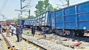 పట్టాలు తప్పిన 20 బోగీలు‌.. రైళ్ల రాకపోకలకు తీవ్ర అంతరాయం