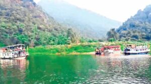 పాపికొండల పర్యాటకులకు పెను ప్రమాదం తప్పింది