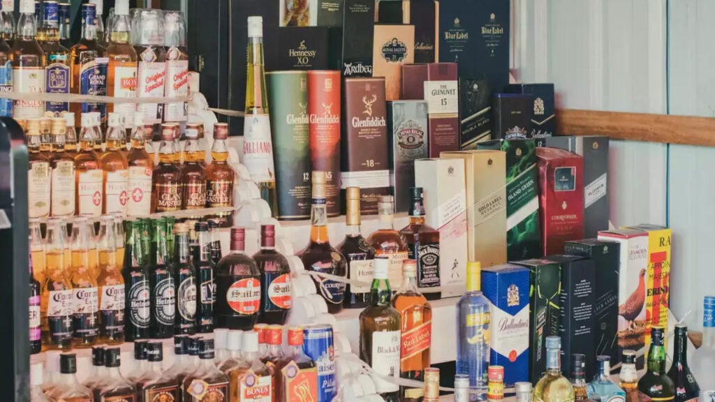 ఏపీలో తగ్గనున్న మద్యం ధరలు..!