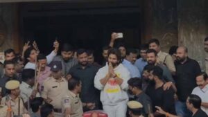 ఇంటికి చేరుకున్న అల్లు అర్జున్..భావోద్వేగానికి గుర‌యిన ఫ్యామిలీ