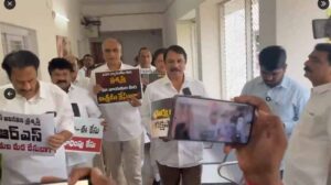 అసెంబ్లీ ప్రాంగణంలో బీఆర్ఎస్ ఎమ్మెల్యేల నిరసన