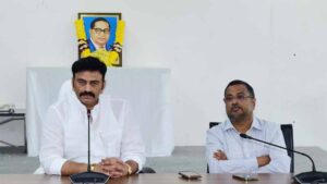 డా.బిఆర్ అంబేద్కర్ చిత్రపటానికి పుష్పాంజలి ఘటించి నివాళులు అర్పించిన ఉప సభాపతి