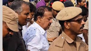 మంత్రిపై బురద జల్లి నిరసన తెలిపిన వరద బాధితులు