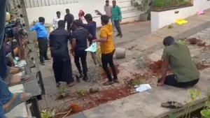 అల్లు అర్జున్ ఇంటి వద్ద తీవ్ర ఉద్రిక్తత..