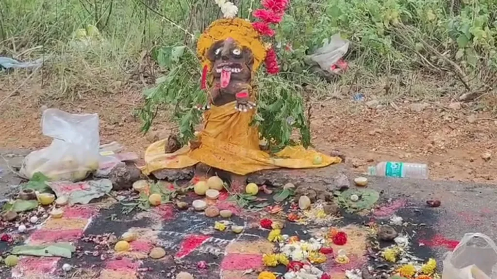 మట్టిబొమ్మ, విస్తరి భోజనం.. బిక్కుబిక్కుమంటున్న జనం!