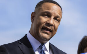 అమెరికా న్యాయవాది బ్రియాన్ పీస్ రాజీనామా..