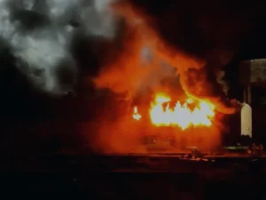 ఆపై ప్లాట్‌ఫాం బెంచీలో కూర్చుని చనిపోయేంత వరకు చూసిన వైనం