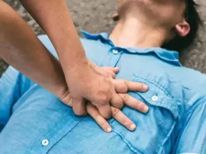 క్రికెట్ ఆడుతూ ఐటీ ఉద్యోగి మృతి