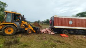 అక్రమంగా తరలిస్తున్న గోమాసం పట్టుబడిన కంటైనర్