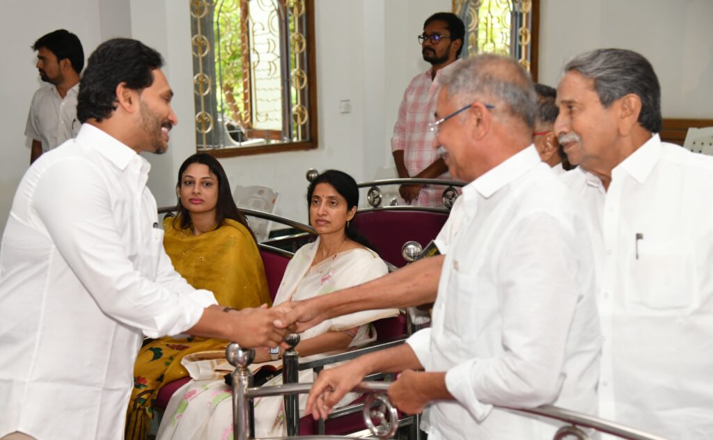 త‌ల్లితో క‌లిసి క్రిస్మ‌స్ వేడుక‌ల్లో పాల్గొన్న వైఎస్ జ‌గ‌న్‌