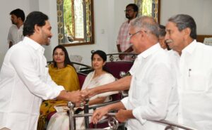 త‌ల్లితో క‌లిసి క్రిస్మ‌స్ వేడుక‌ల్లో పాల్గొన్న వైఎస్ జ‌గ‌న్‌