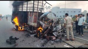 జాతీయ రహదారిపై లారీ క్లీనర్ సజీవ దహనం