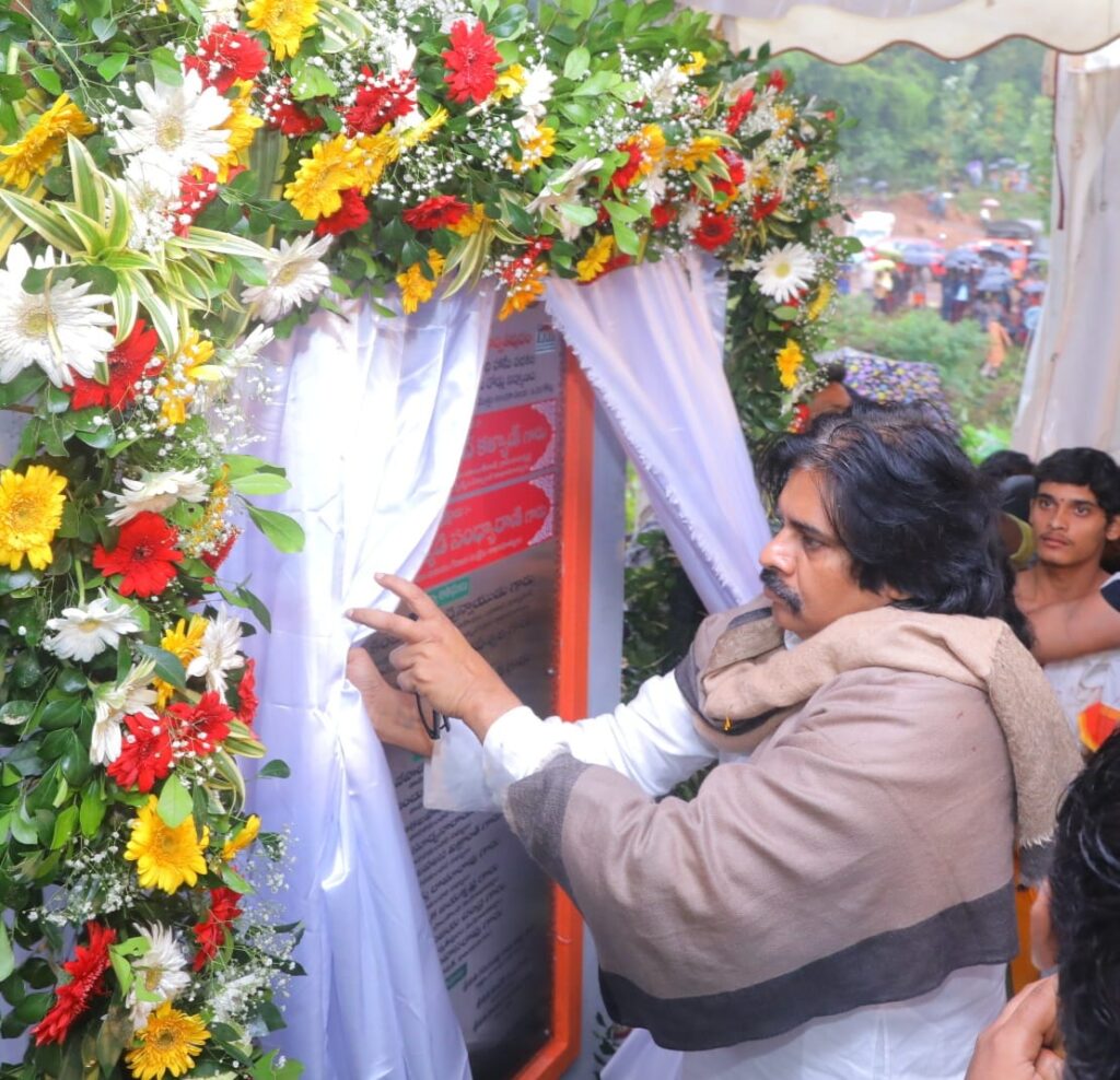 జోరు వానలో సాగిన ఉప ముఖ్యమంత్రి పవన్ కళ్యాణ్ మన్యం పర్యటన